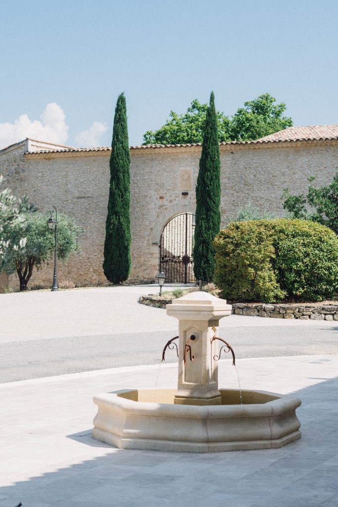 vos événements - Fontaine du Domaine La Blaque vos événements - Fontaine du Domaine La Blaque devant l'entrée du gite.