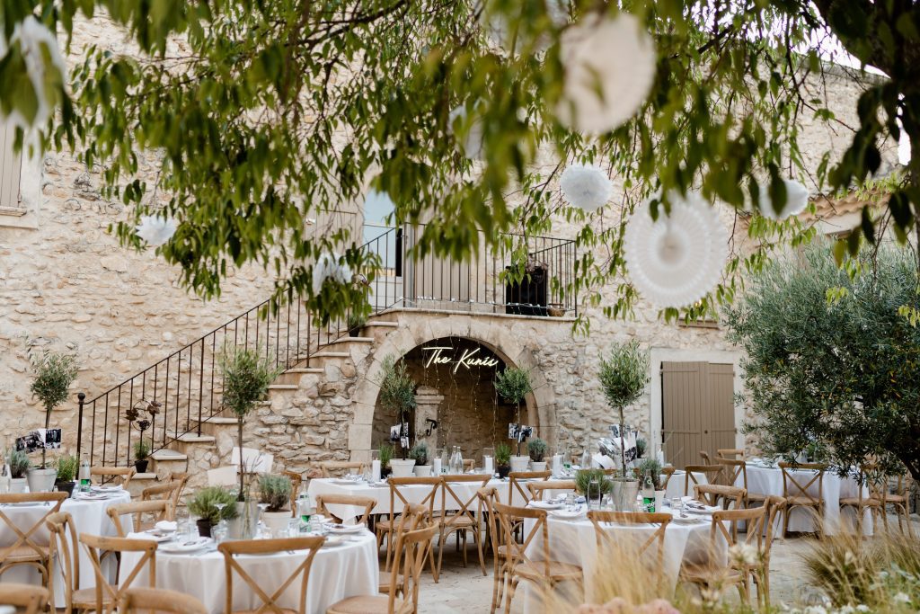vos événements - mariage vos événements - Exterieur du gite du Domaine La Blaque décorée pour un mariage